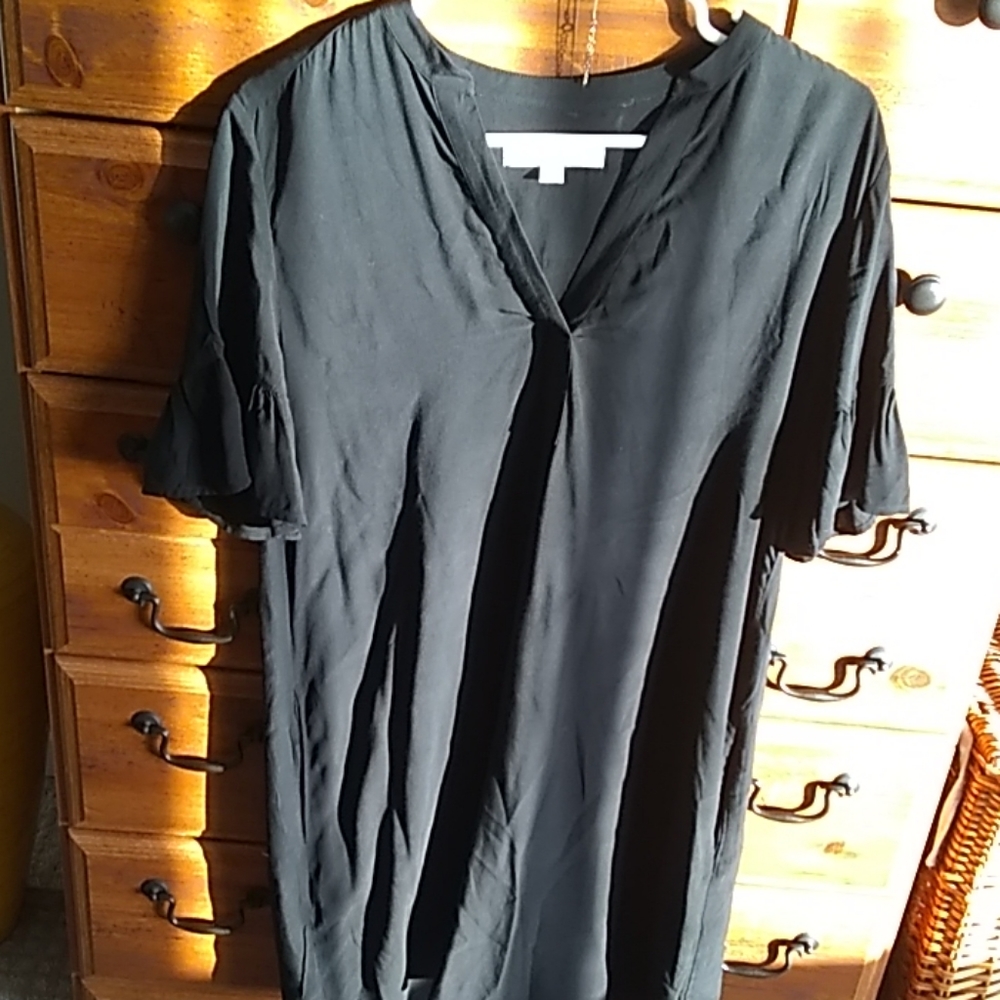 Black dress loose fitting with details on the slee